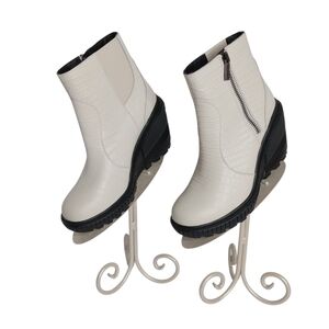 SOREL ONA AVENUE ALPINE LUX BOOTIES WOMEN'S 8 CREME/CHALK IS THE COLOR LEATHER